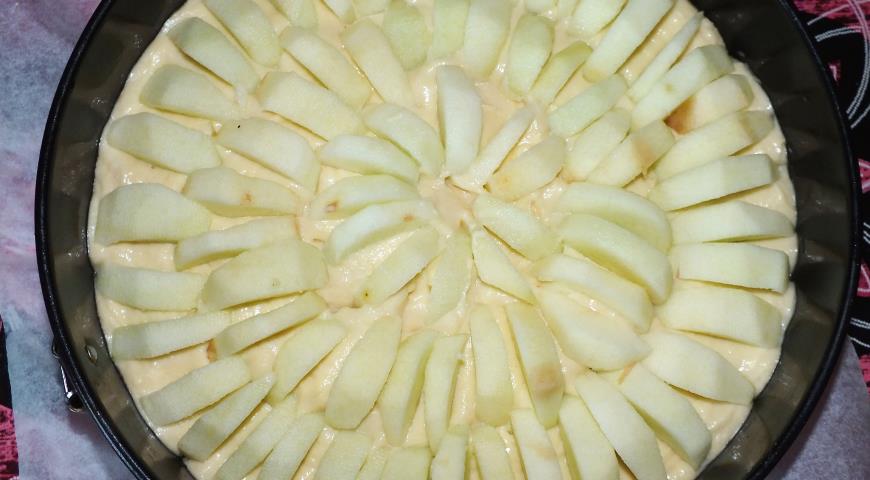 Выливаем тесто в форму и выкладывая нарезанные яблоки