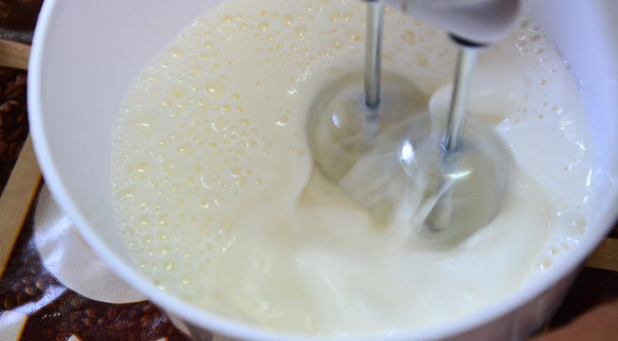 Добавляем молоко во взбитые яйца