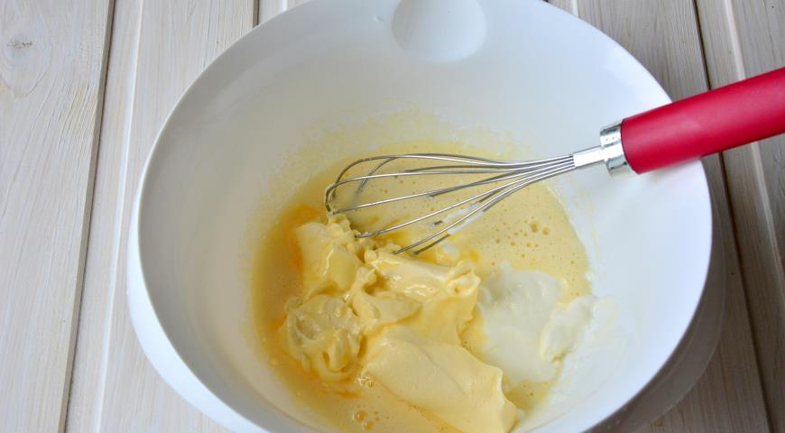 Добавляем в яичную массу сметану со сливочным маслом