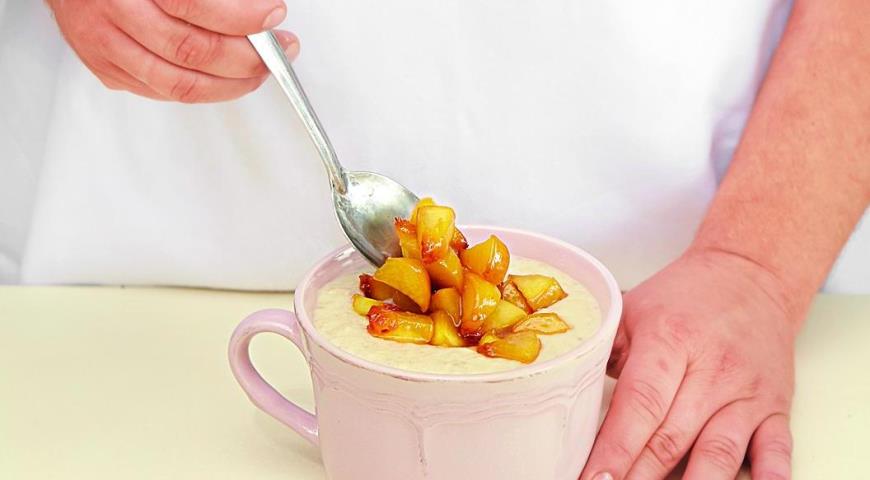 Фото приготовления рецепта: Овсяная каша с изюмом и персиками, шаг №6