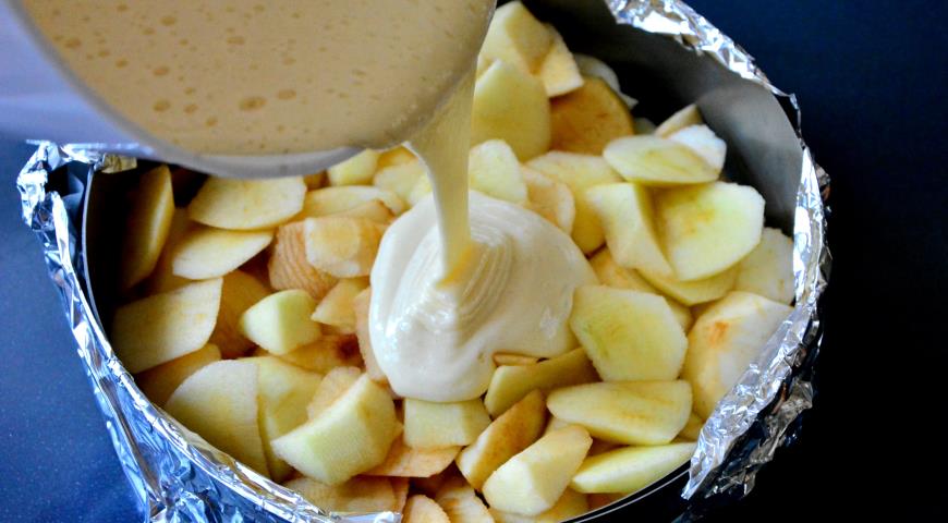 Выливаем тесто на яблоки для шарлотки