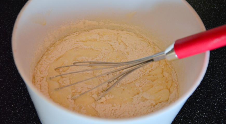 Водим муку в тесто для приготовления шарлотки с яблоками