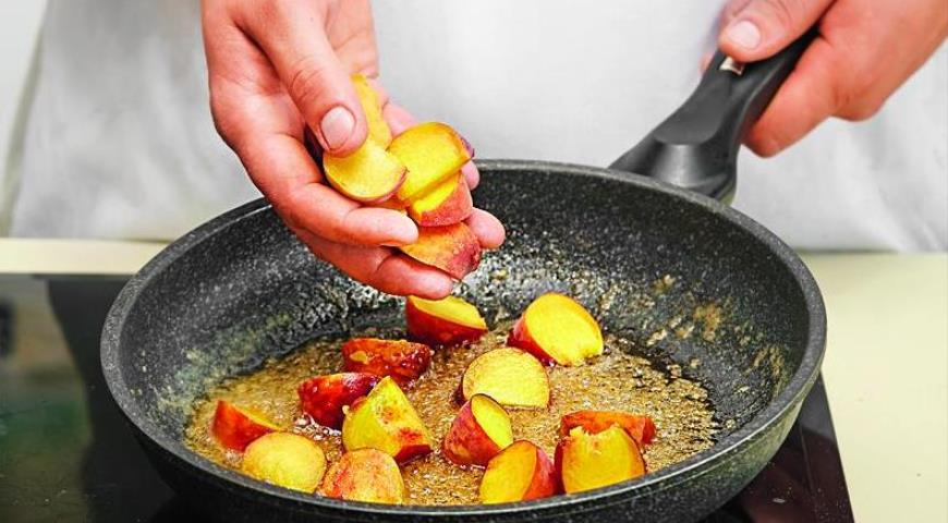 Фото приготовления рецепта: Овсяная каша с изюмом и персиками, шаг №5