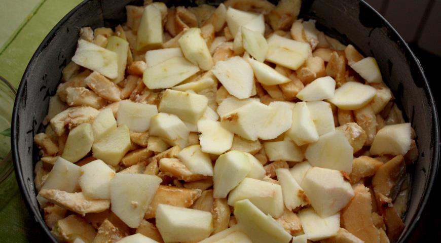 На тесто выкладываем яблоки для приготовления торта-безе