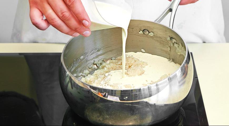 Фото приготовления рецепта: Кокосовая рисовая каша с клубникой, шаг №2