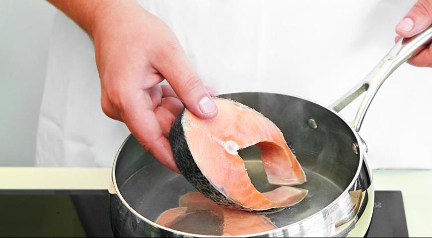 Фото приготовления рецепта: Запеканка из лосося с овощами, шаг №2