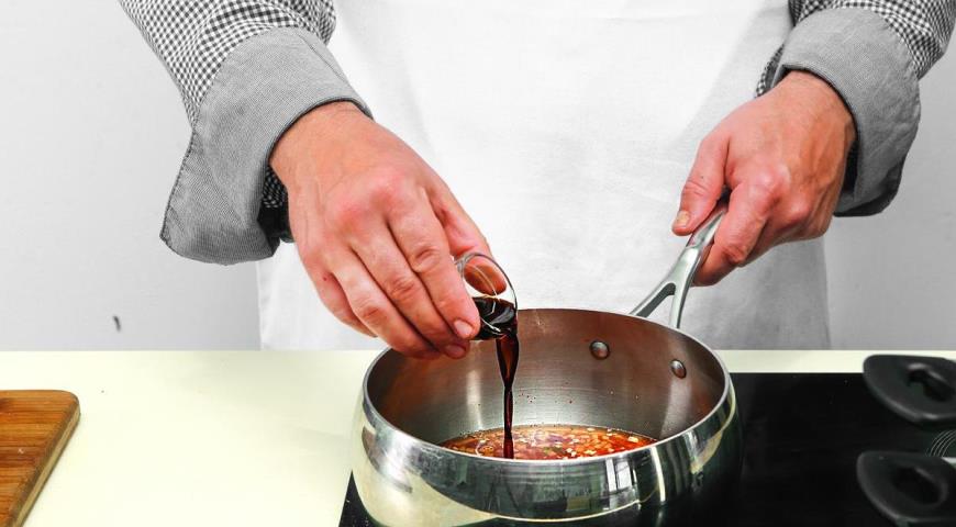 Фото приготовления рецепта: Морской окунь на пару с острым соусом, шаг №4