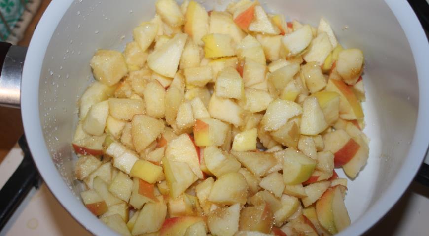 Туши яблоки с сахаром для шарлотки
