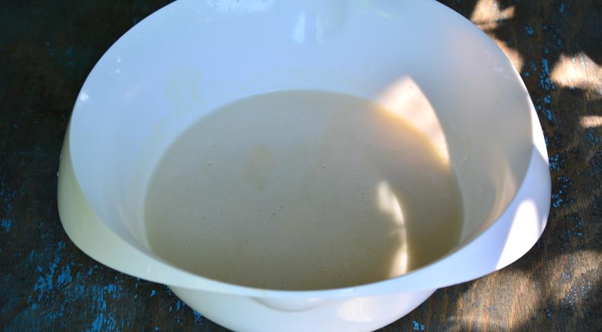 Добавляем кефир и растопленное масло для приготовления шарлотки