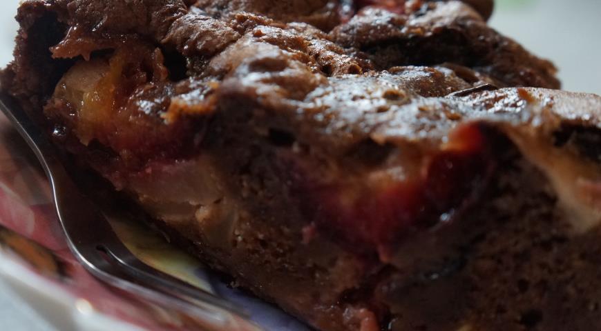 Рецепт "Шоколадная" шарлотка с яблоками, сливами и творогом 