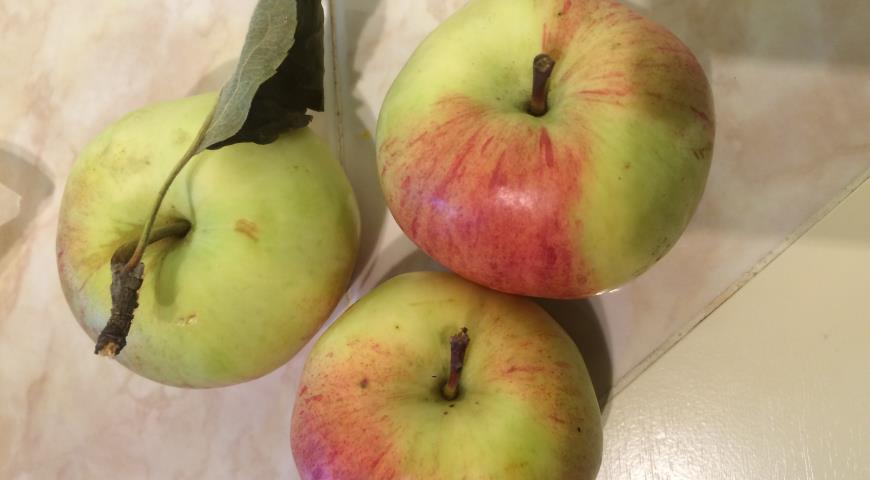 Приготавливаем яблоки для шарлотки