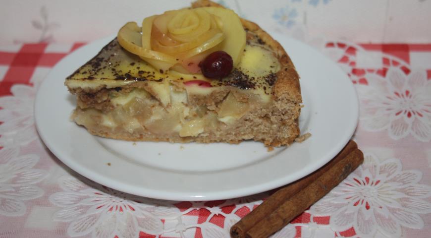 Рецепт яблочной шарлотки с печеньем и заливкой