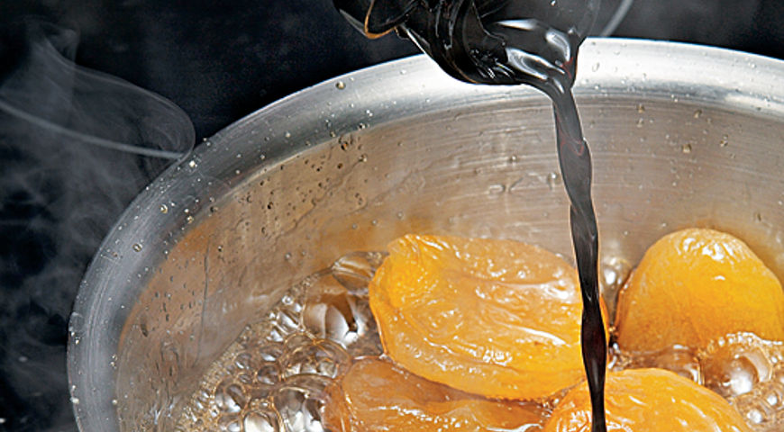 Фото приготовления рецепта: Ризотто с шоколадом и карамелизованными сушеными абрикосами, шаг №4