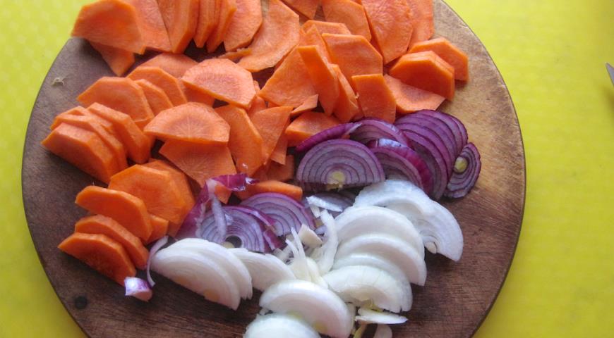 Режем морковь с луком
