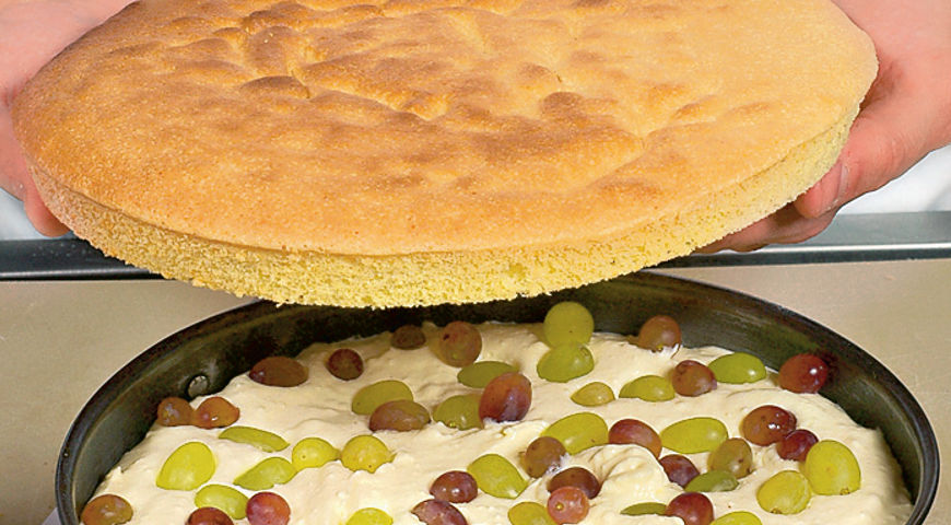 Фото приготовления рецепта: Творожный торт с виноградом, шаг №5