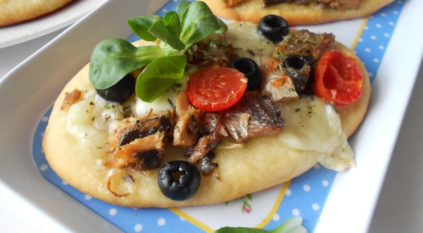 Рецепт Мини-пицца с сайрой, моцареллой и маслинами
