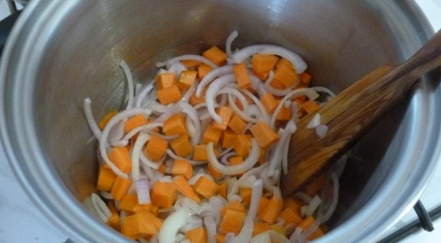 Добавляем нарезанную морковь к луку для похлебки