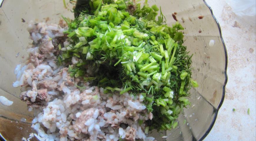 Посыпаем зеленью отваренный рис с рыбными консервами