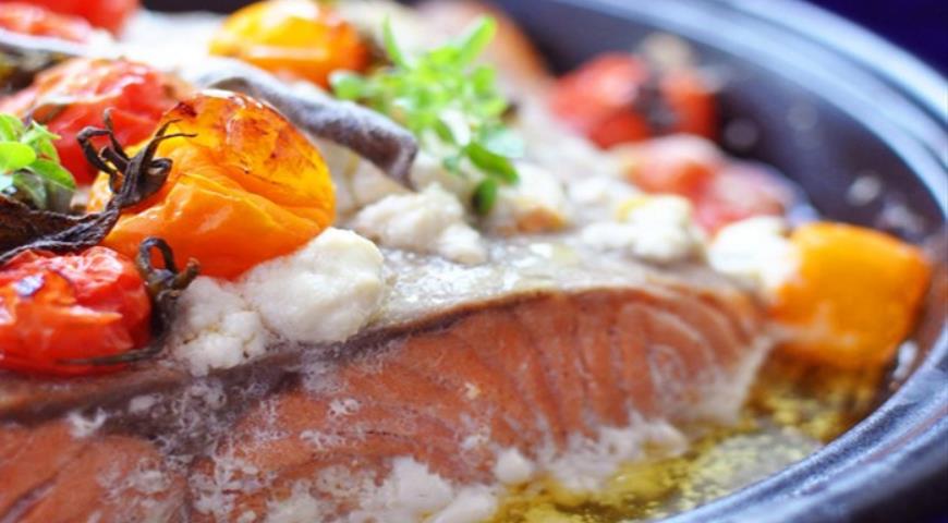 Рецепт Рыба с помидорами, фетой и базиликом в тажине