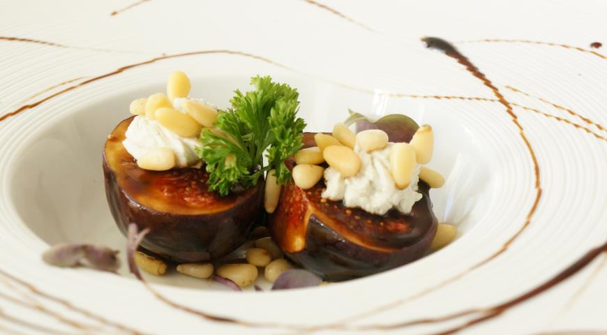 Рецепт Карамелизированный в бальзамике инжир с кремом из горгонзолы и кедровыми орешками.