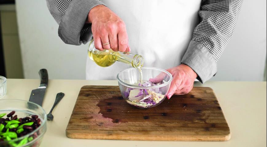 Фото приготовления рецепта: Салат из двух видов фасоли, шаг №5