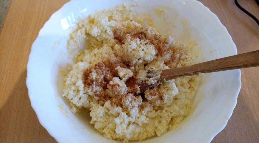 К желтково-масляной смеси добавить творог, манку, корицу, ваниль и кардамон