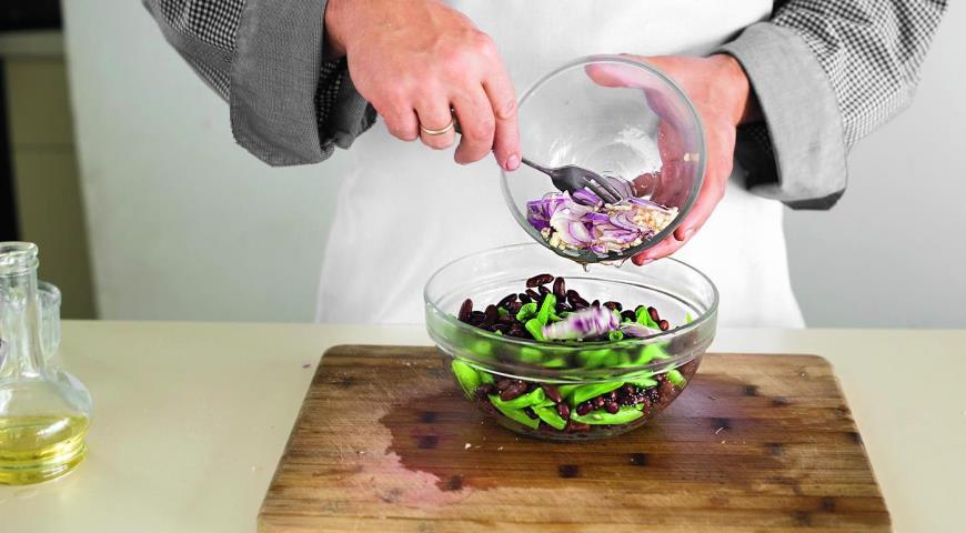 Фото приготовления рецепта: Салат из двух видов фасоли, шаг №6