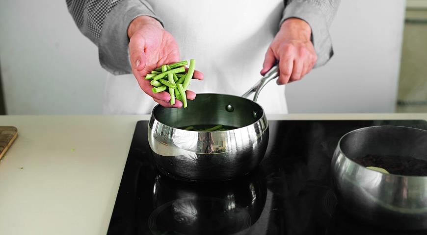 Фото приготовления рецепта: Салат из двух видов фасоли, шаг №3