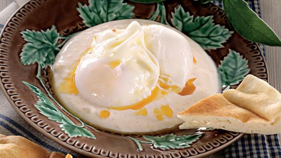 Яйца-пашот по-турецки, с йогуртом и шалфейным маслом, рецепт