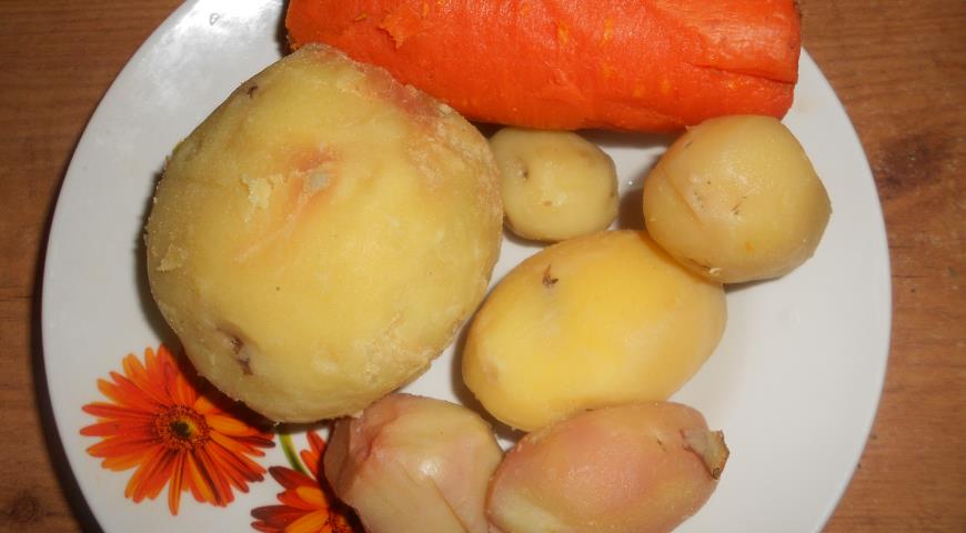 Отвариваем яйца, картофель и морковь