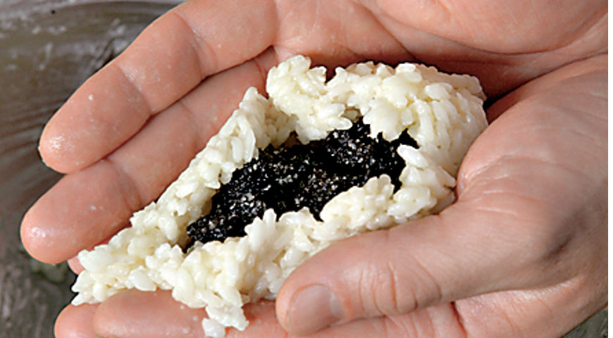Фото приготовления рецепта: Зразы из рисовой каши на молоке с черносливом, шаг №4