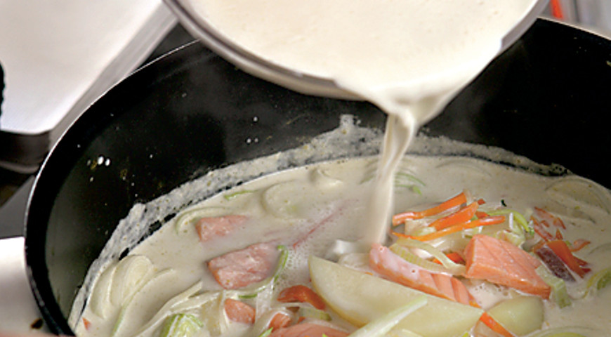 Фото приготовления рецепта: Финский рыбный суп с копченой семгой, шаг №5