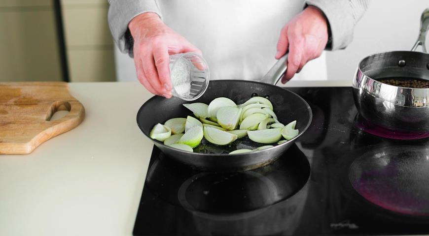 Фото приготовления рецепта: Салат из чечевицы с жареным луком и пряностями, шаг №2