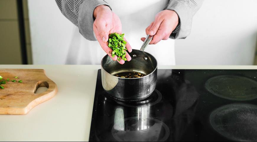 Фото приготовления рецепта: Салат из чечевицы с жареным луком и пряностями, шаг №6
