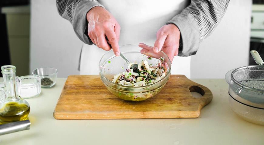 Фото приготовления рецепта: Салат из кальмаров с луковой заправкой, шаг №6