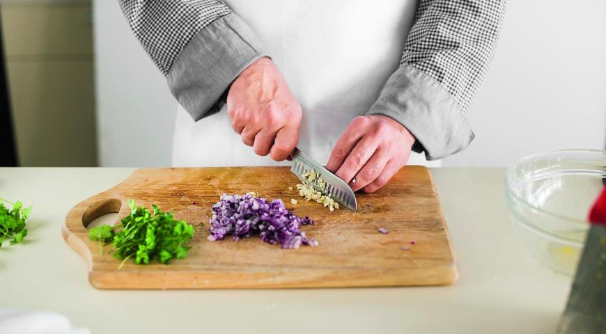 Фото приготовления рецепта: Салат из кальмаров с луковой заправкой, шаг №2