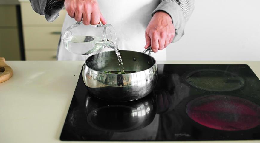 Фото приготовления рецепта: Салат из кальмаров с луковой заправкой, шаг №4
