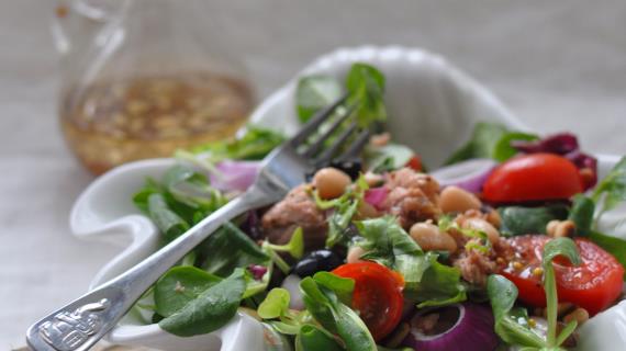 Салат с томатами, тунцом и фасолью под французской заправкой