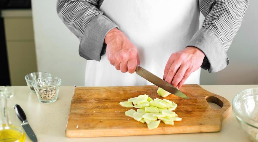 Фото приготовления рецепта: Салат из квашеной капусты с маринованными луком и брусникой, шаг №3
