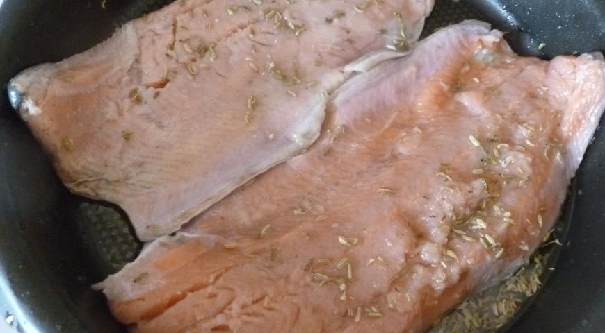 Филе рыбы смазываем маслом и специами, выкладываем кожей вниз в форму
