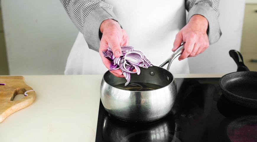 Фото приготовления рецепта: Салат из квашеной капусты с маринованными луком и брусникой, шаг №1