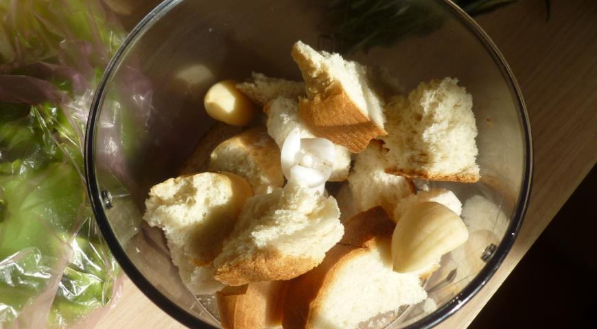 Сделать сухари из хлеба, чеснока и масла