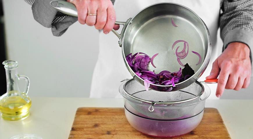 Фото приготовления рецепта: Салат из квашеной капусты с маринованными луком и брусникой, шаг №4