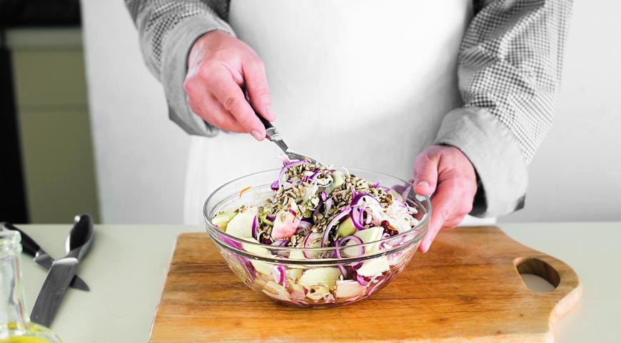 Фото приготовления рецепта: Салат из квашеной капусты с маринованными луком и брусникой, шаг №5