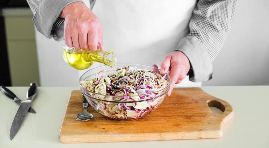 Фото приготовления рецепта: Салат из квашеной капусты с маринованными луком и брусникой, шаг №6