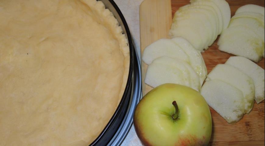 Нарезаем яблоки для пирога "Цветаевский"