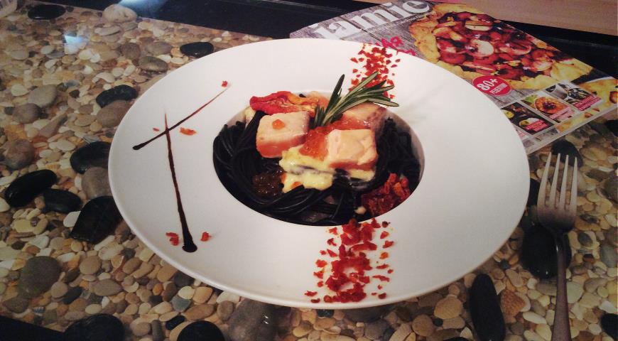 Рецепт черной пасты в сливочном соусе с лососем и красной икрой