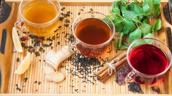 Как приготовить чай из трав, собранных за лето
