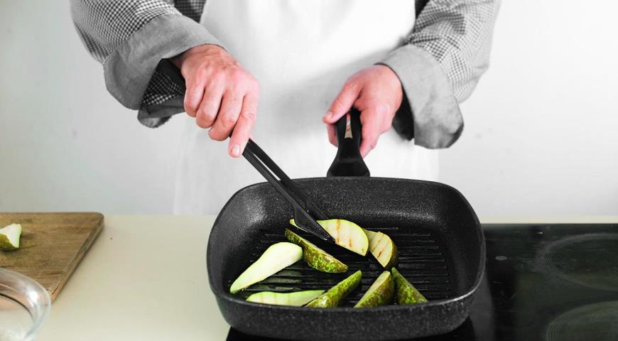 Фото приготовления рецепта: Салат из груш с фетой и шпинатом, шаг №4