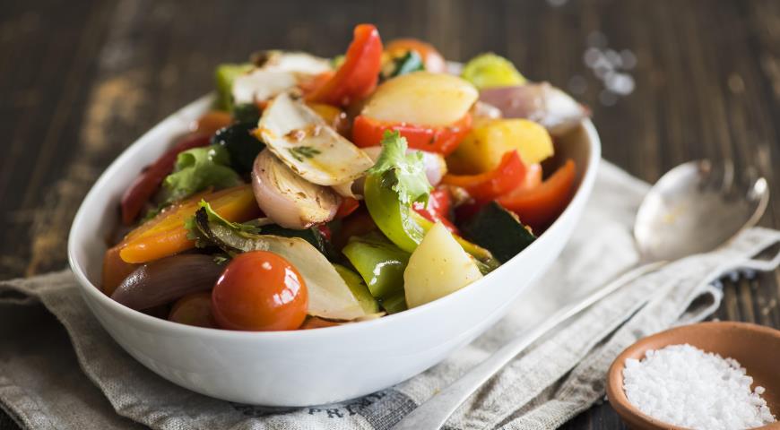 Салат из цикория с овощами 